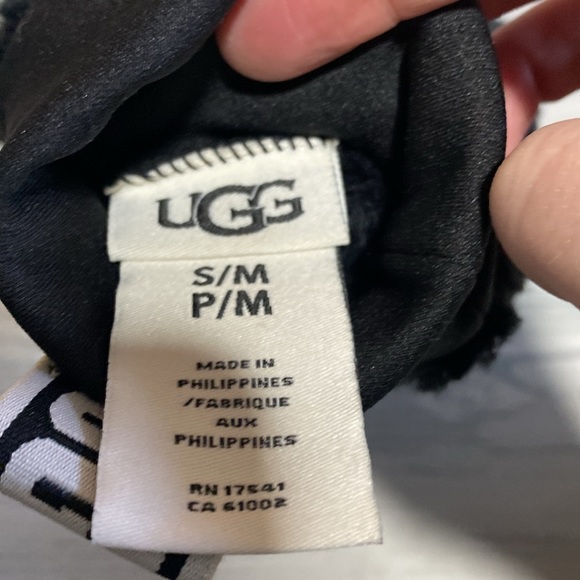 SINGLE Ugg mitten for the RIGHT HAND. I dropped the left one and it’s gone. - Picture 4 of 4